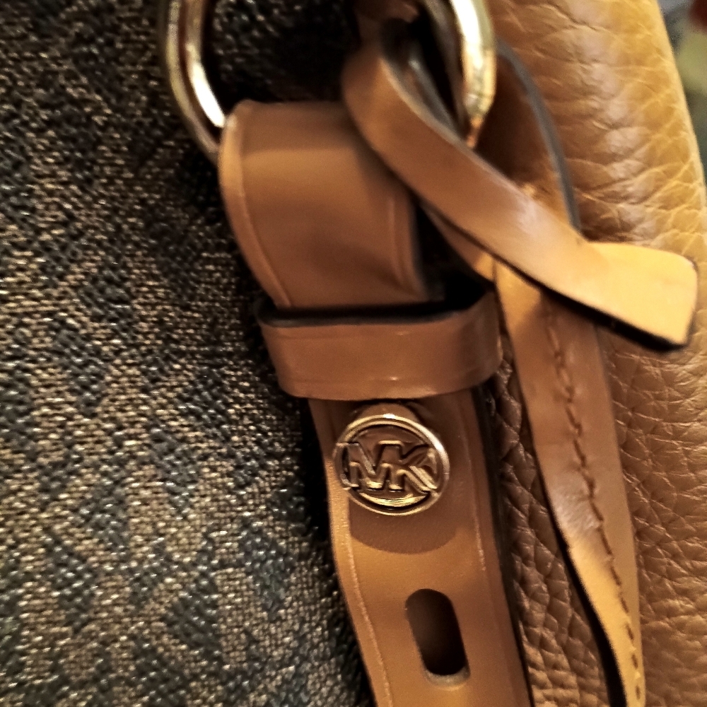 Michael Kors Carrie Large Shoulder Tote - Picture 5 of 10